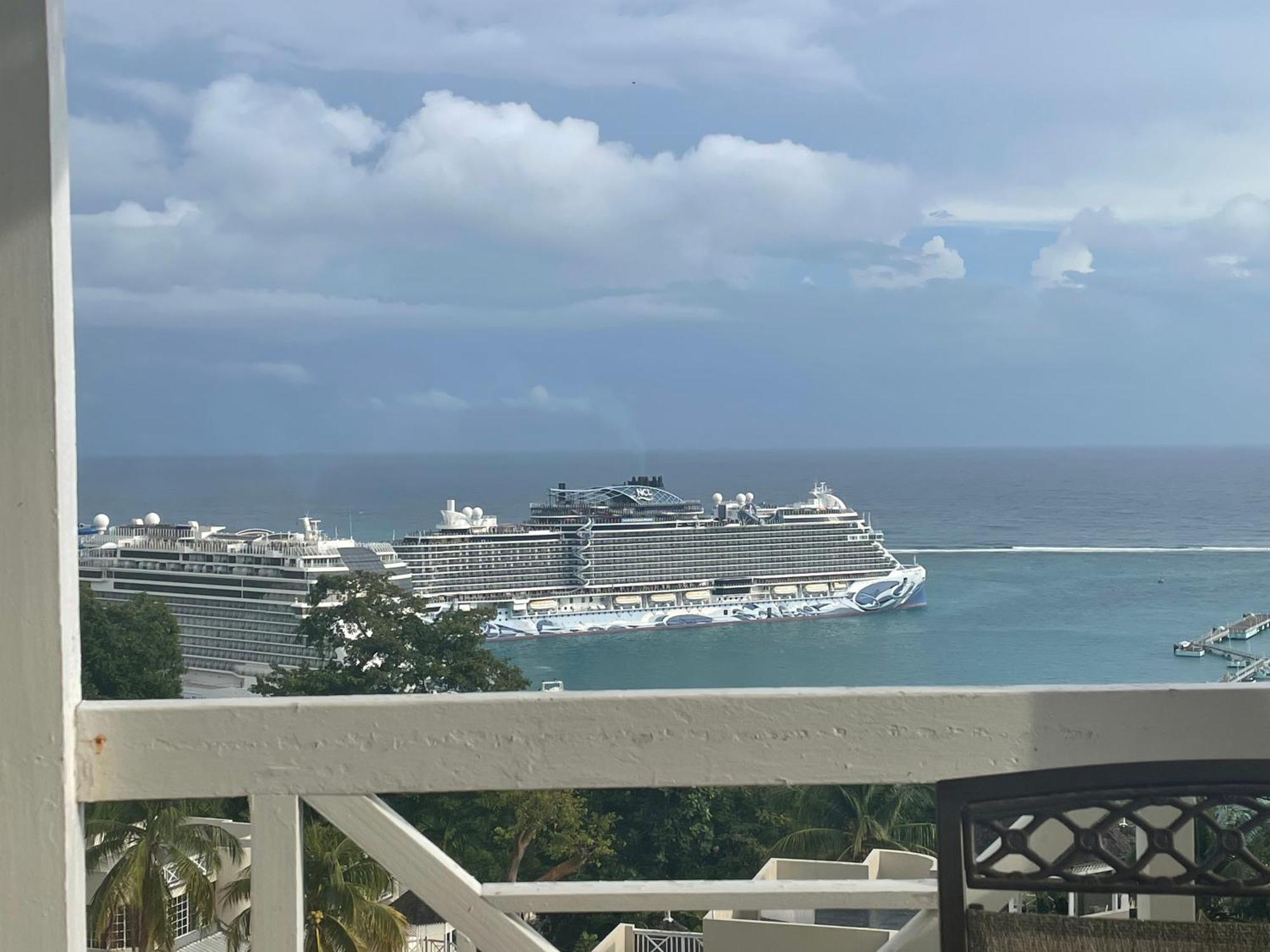 Oceanbreeze Jamaica Penthouse, 7-Minute Walk To Beach Очо-Риос Экстерьер фото