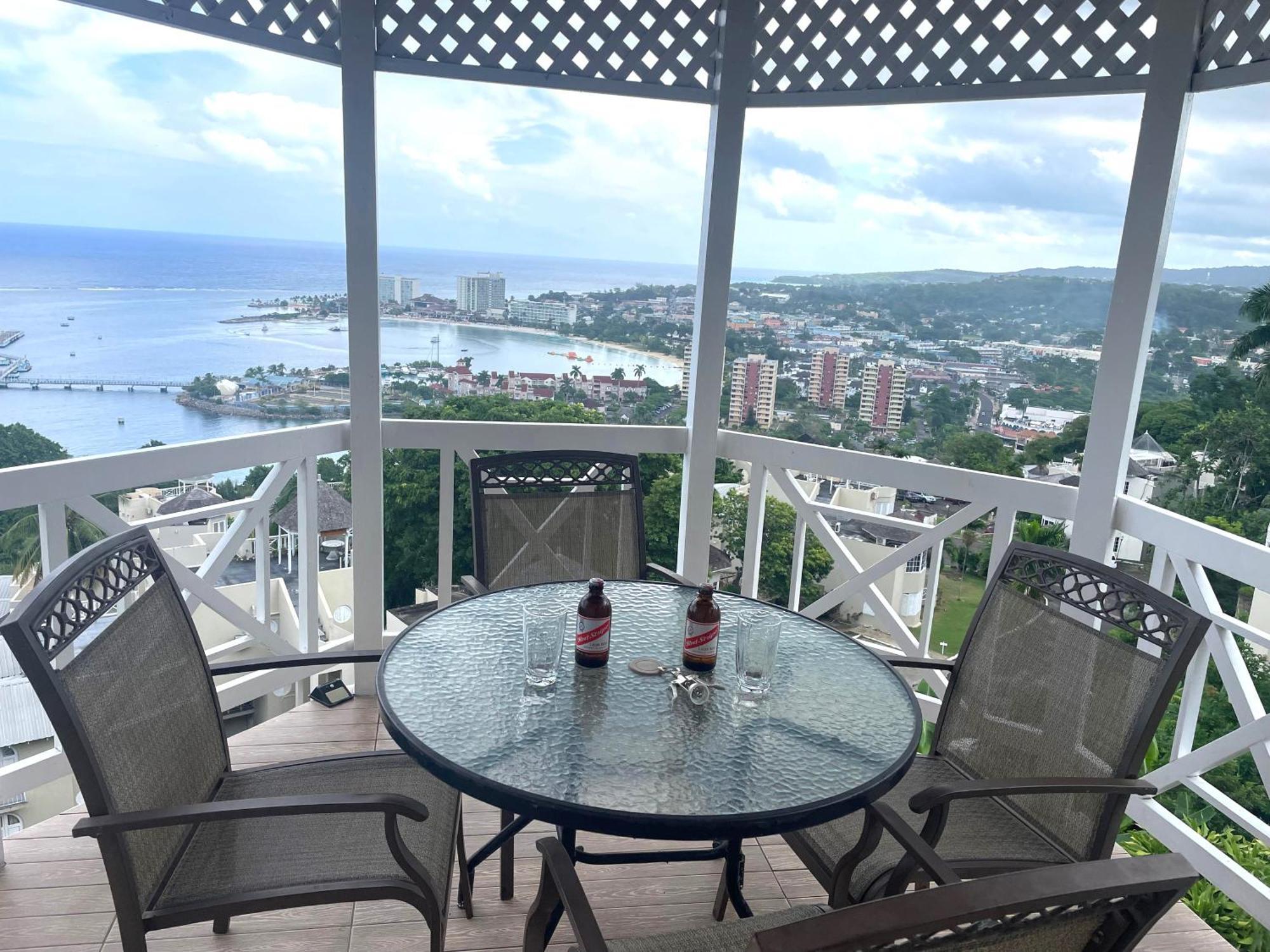 Oceanbreeze Jamaica Penthouse, 7-Minute Walk To Beach Очо-Риос Экстерьер фото